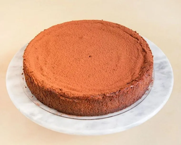 Cheesecake de chocolate 70% entera, cubierta de cacao en polvo