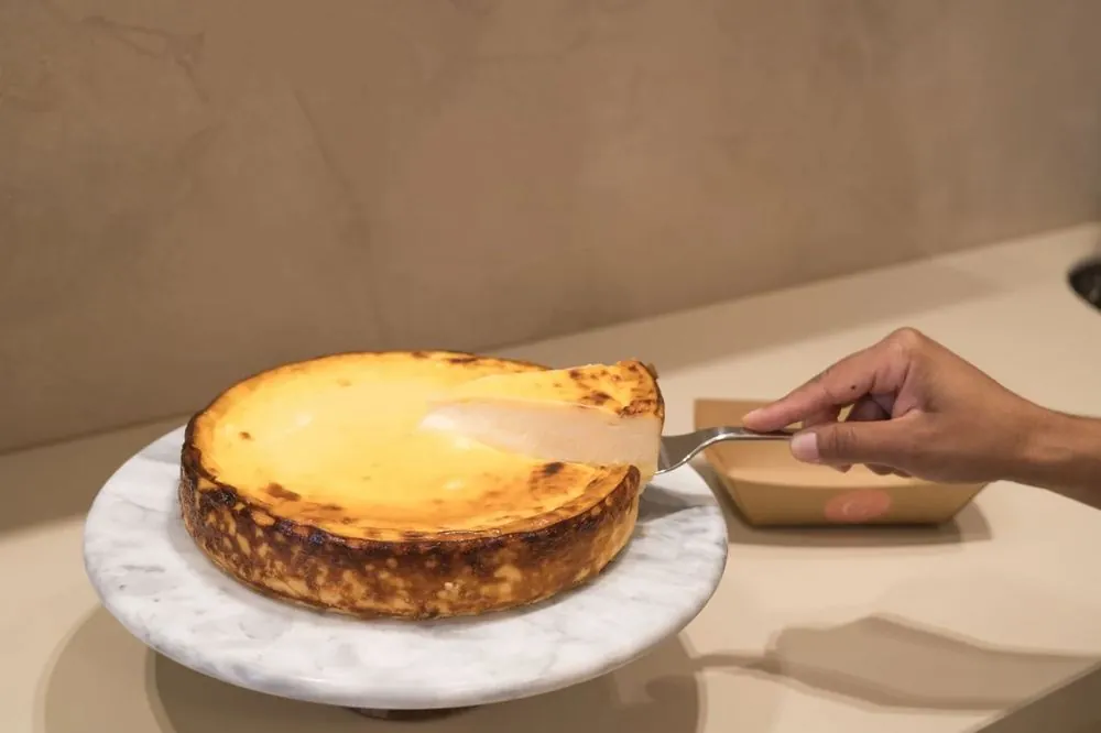 Cortando una cheesecake en el mostrador