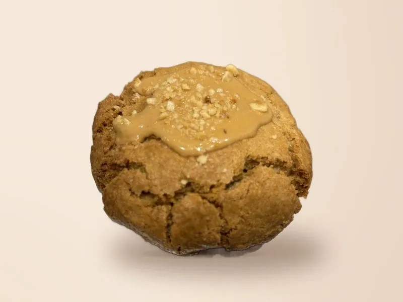 Galleta de avellana de CHICA con crema de avellana y avellana picada por encima