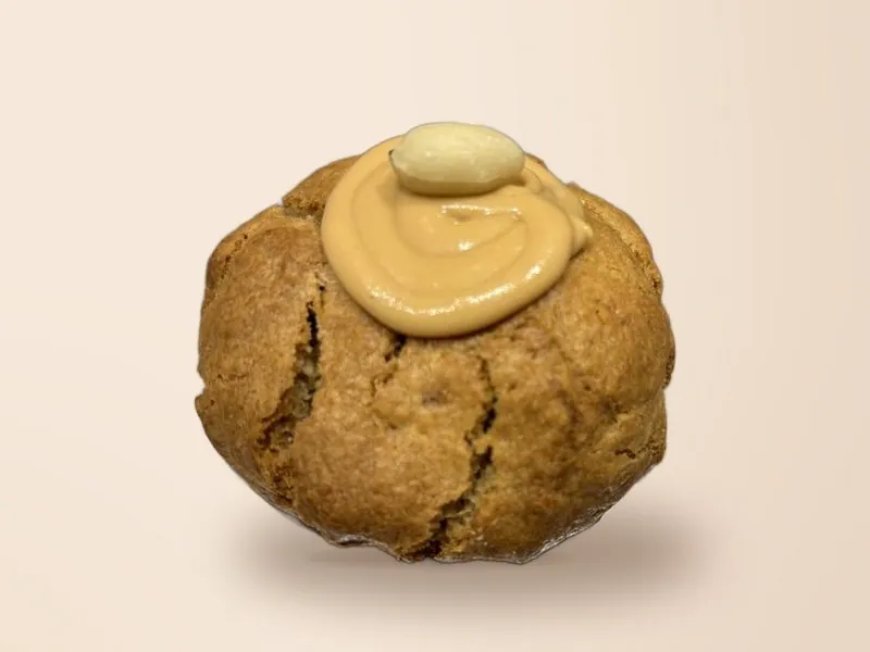 Galleta de cacahuete y chocolate blanco de CHICA con crema de cacahuete y un cacahuete entero