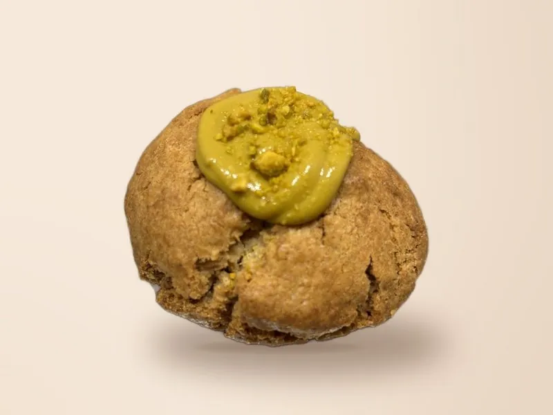 Galleta de pistacho de CHICA con crema de pistacho y pistacho picado por encima